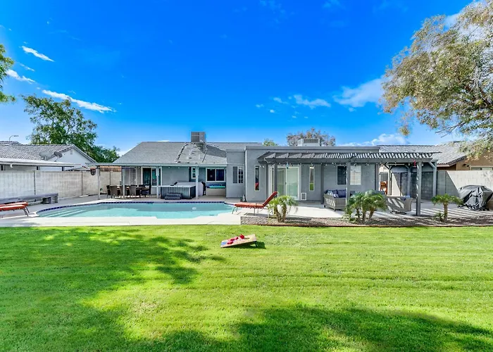 Near Spring Training! Gem W/ Pool & Hot Tub Ferienhaus Peoria